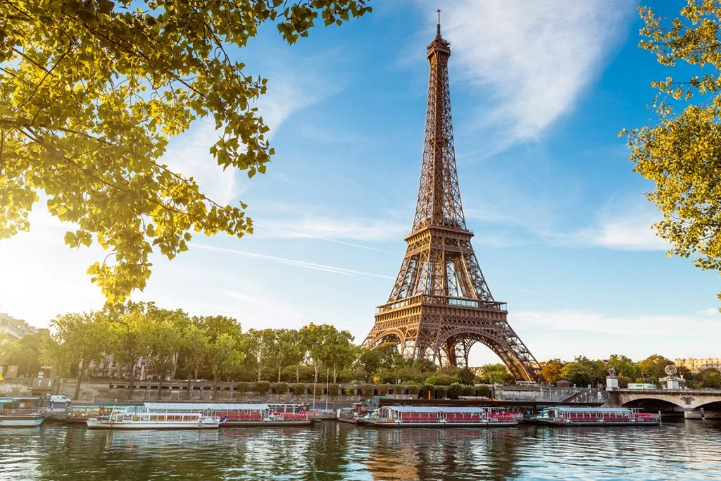 Tour Eiffel : the Eiffel Tower is one of the main French symbols