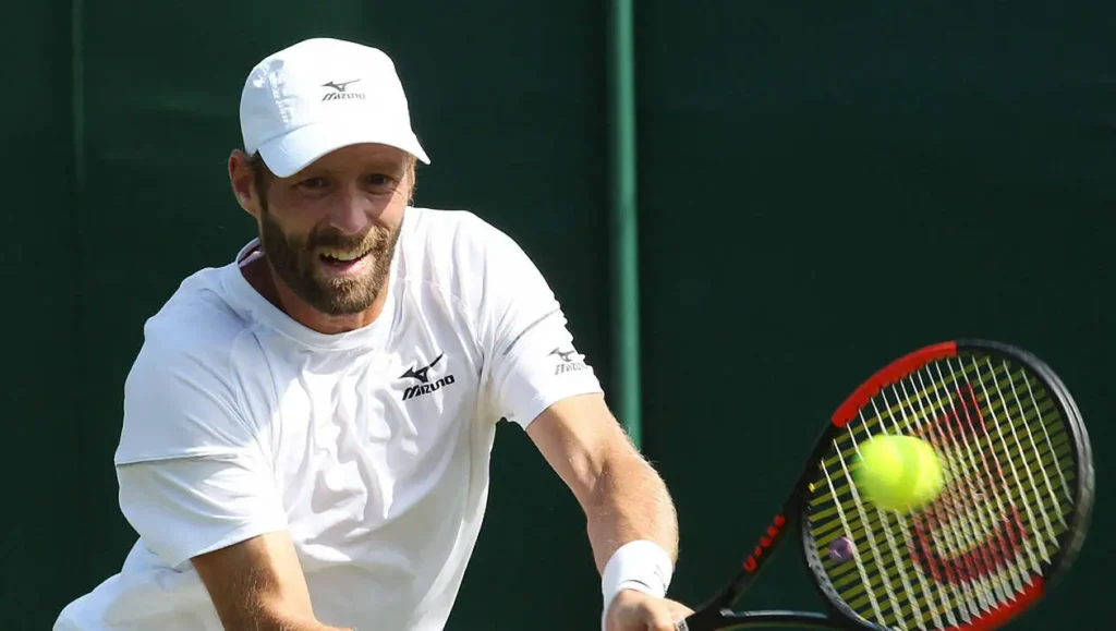 The French present tense is used to talk about habits like: "Tous les mardis soirs je joue au tennis."
