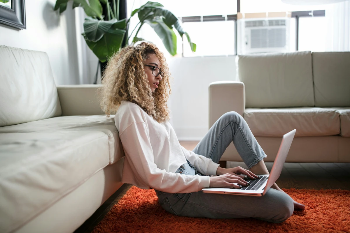 Une femme étudie le français dans le cadre d'un cours de conversation guidée