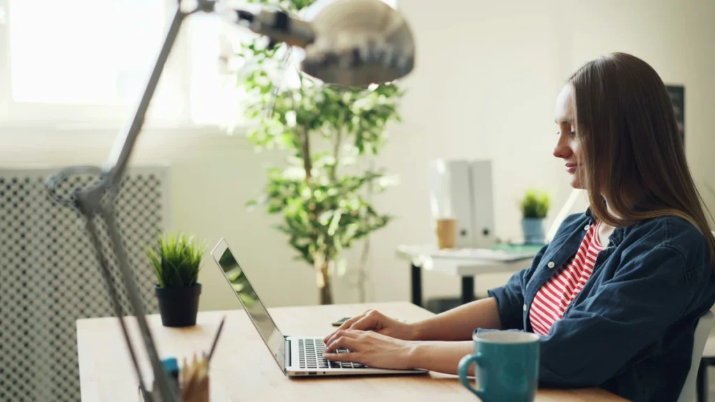 Una mujer estudia francés online